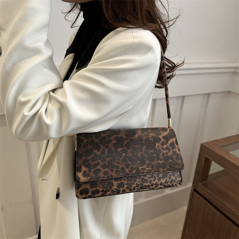 Nicho de diseño de moda retro versátil bolso pequeño para mujeres 2024 invierno nueva tendencia de textura de hombro brazo bolso de mujer