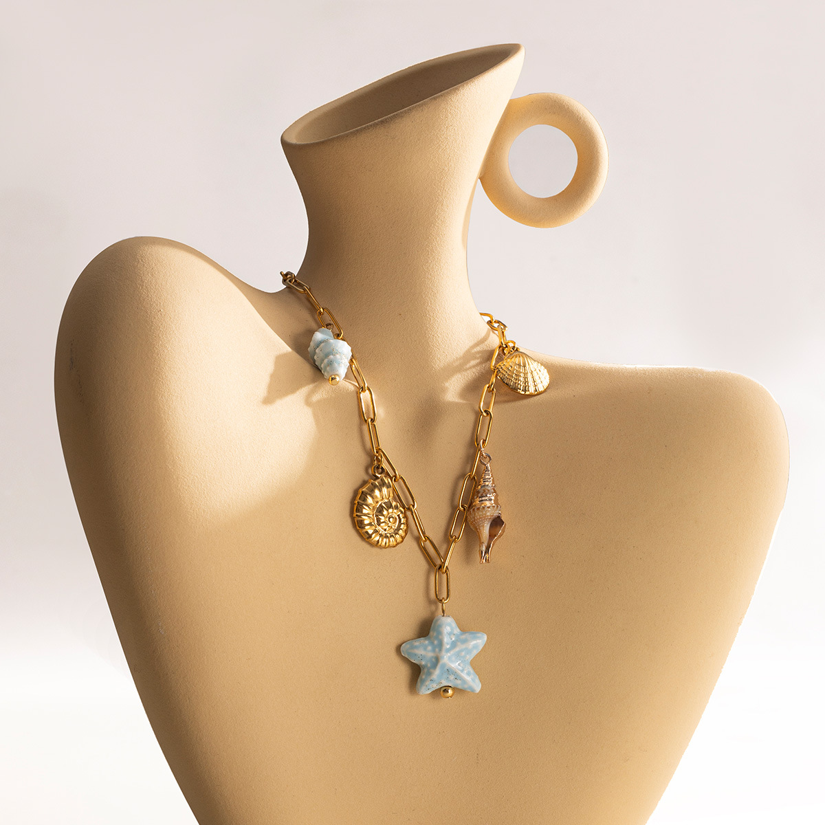 Taena Collar de acero inoxidable europeo y americano Diseño de nicho femenino Colgante de estrella de mar de cerámica Hippocampus Acero de titanio Cadena de clavícula Joyas