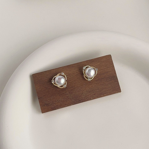 Exquisite and compact freshwater pearl earrings for women, French elegant temperament earrings, niche fashion commuting simple earrings