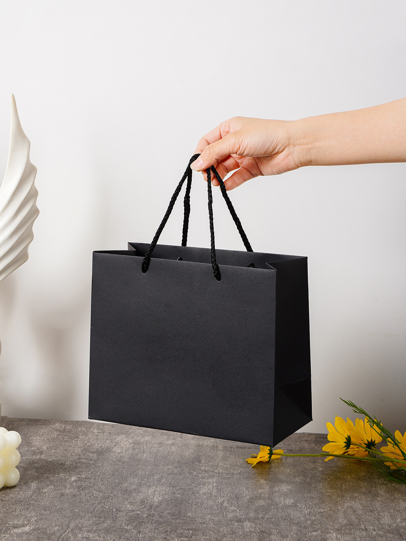 검정색; 판지 크래프트 종이; 22X18X10CM