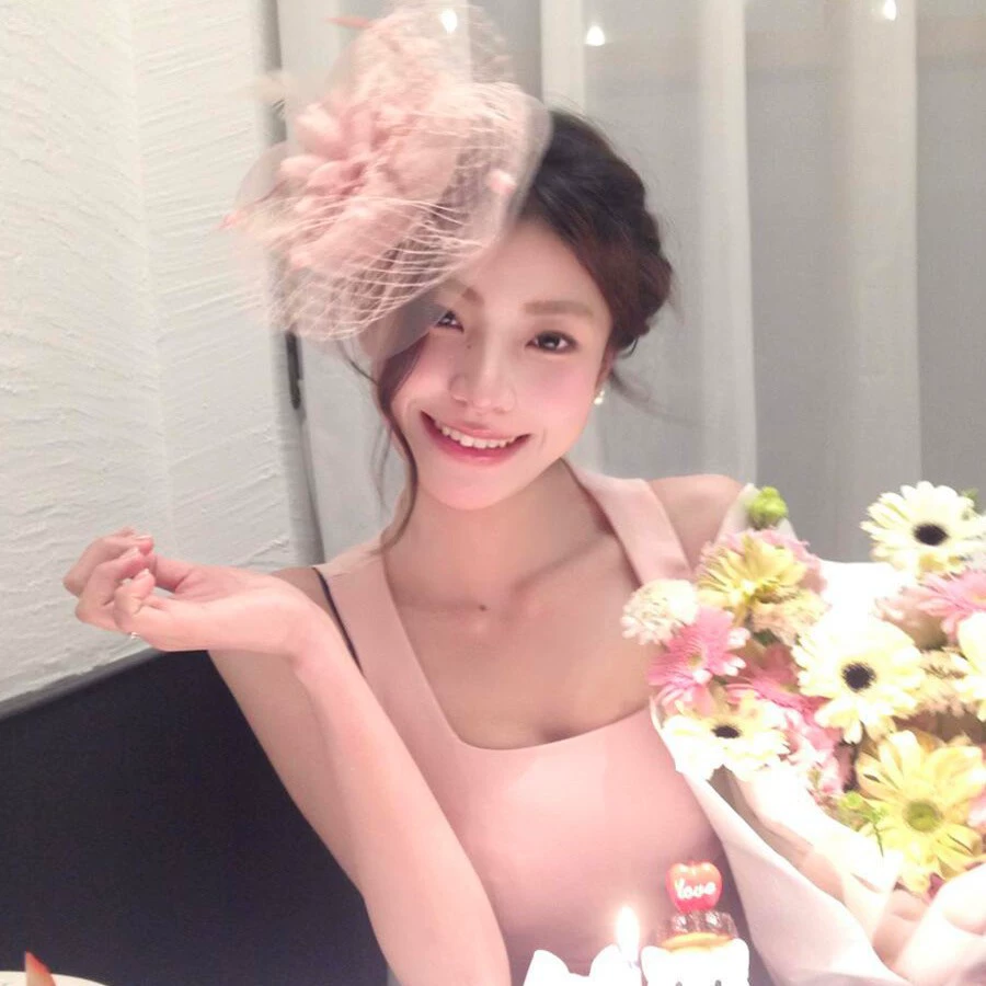 Свежая и чистая сетчатая маленькая шляпа, заколка для волос, вечеринка, женская вечеринка по случаю дня рождения, французская ретро-голова с перьями и цветком