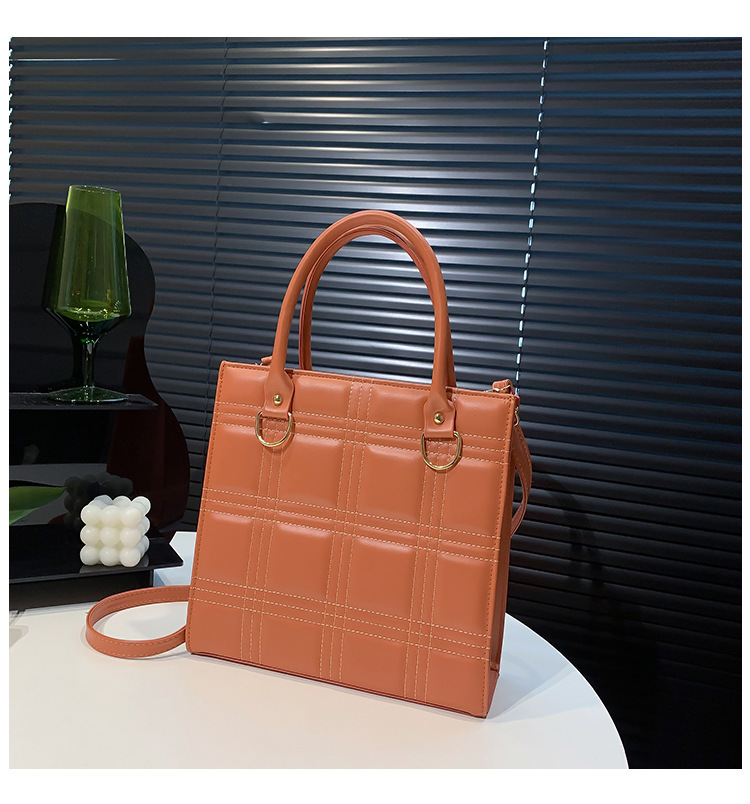 Women's Medium Pu Leather Solid Color Vintage Style Square Zipper Tote Bag display picture 6