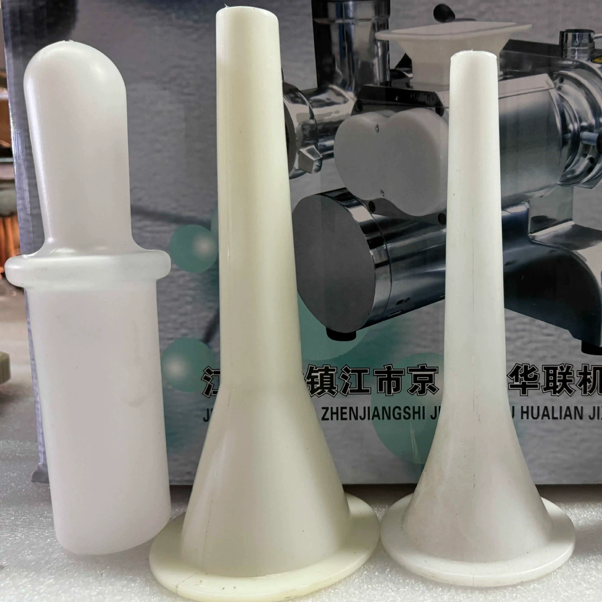 Приводной вал мясорубки, насадка для колбасы, входной отсек для нарезки, стальной гребень, поддон для подачи.