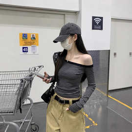 初秋绝美露肩小衫女2025新款修身显瘦条纹上衣斜肩长袖内搭打底衫