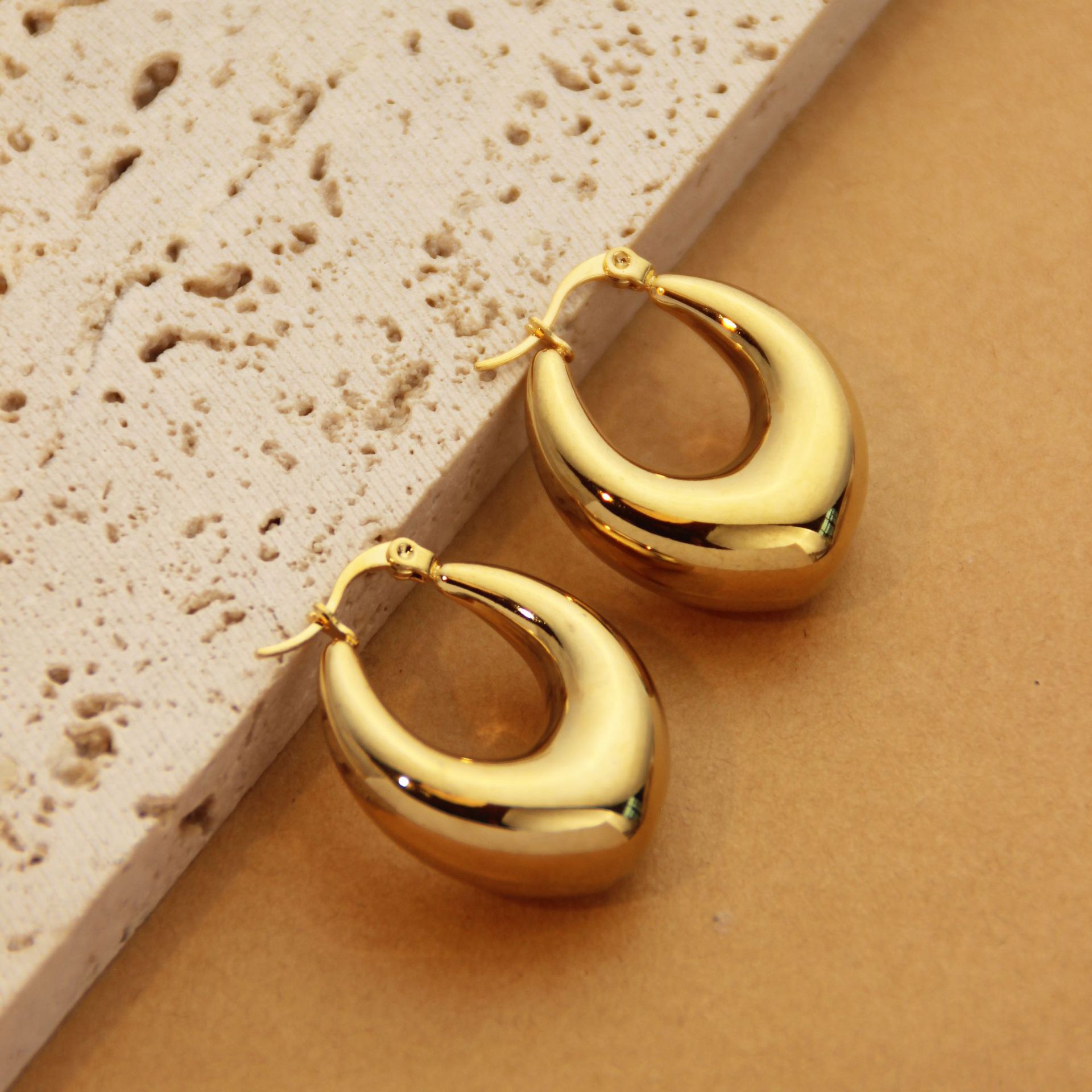 1 Pair Retro Simple Style C Shape U Shape Solid Color Plating Titanium Steel 18k Gold Plated Earrings display picture 4