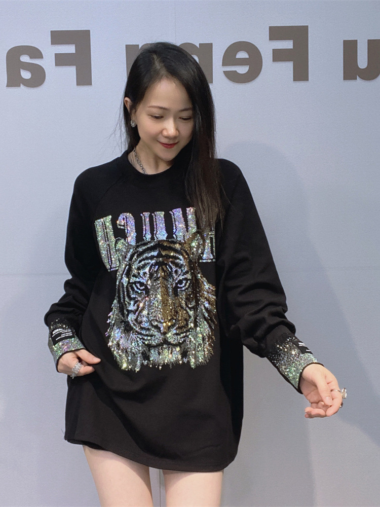La ropa de mujer de comercio exterior de choleba es relajada y lleva camisetas. las trabajadoras pesadas de invierno usan camisas grandes de manga larga con hombros y ropa de fondo.