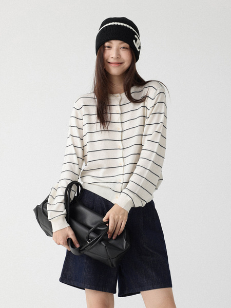 Woolen long-sleeve with a round collar