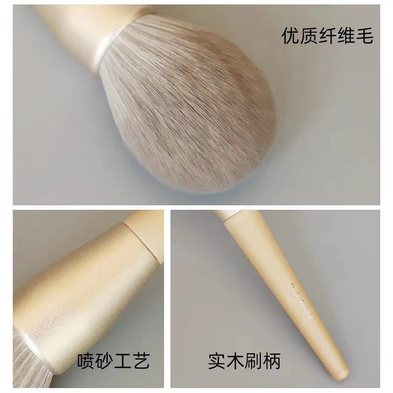 滄州散粉化粧ブラシの大きいサイズはふわふわしていて柔らかいです。化粧木の柄をセットして化粧道具を磨きます。|undefined