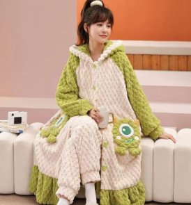 Internet celebridad nuevo Otoño e Invierno coral polar pareja Pacha fresa oso camisón traje largo engrosada entrega de apoyo