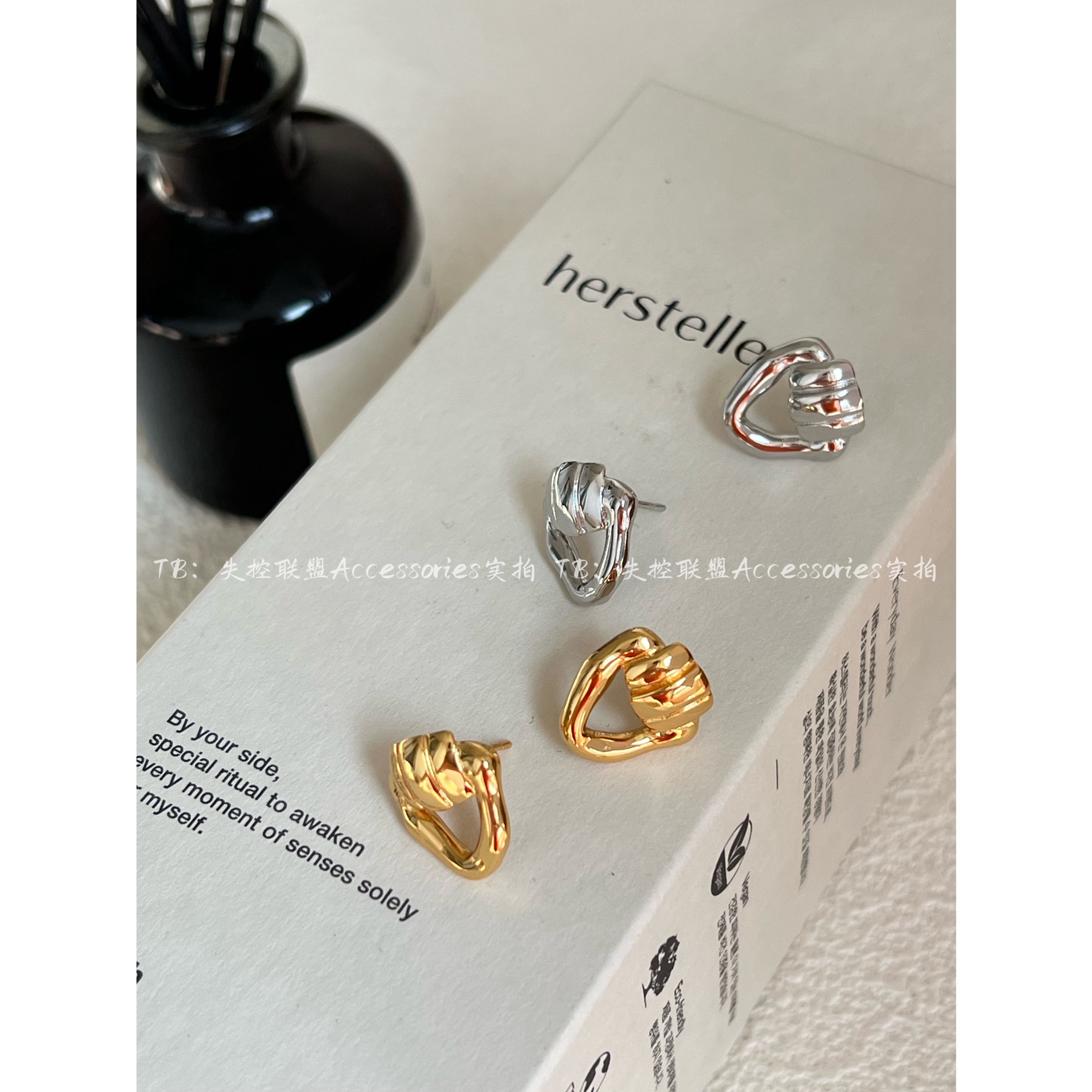 Small design sophisticated geometric elegant fashionable earrings