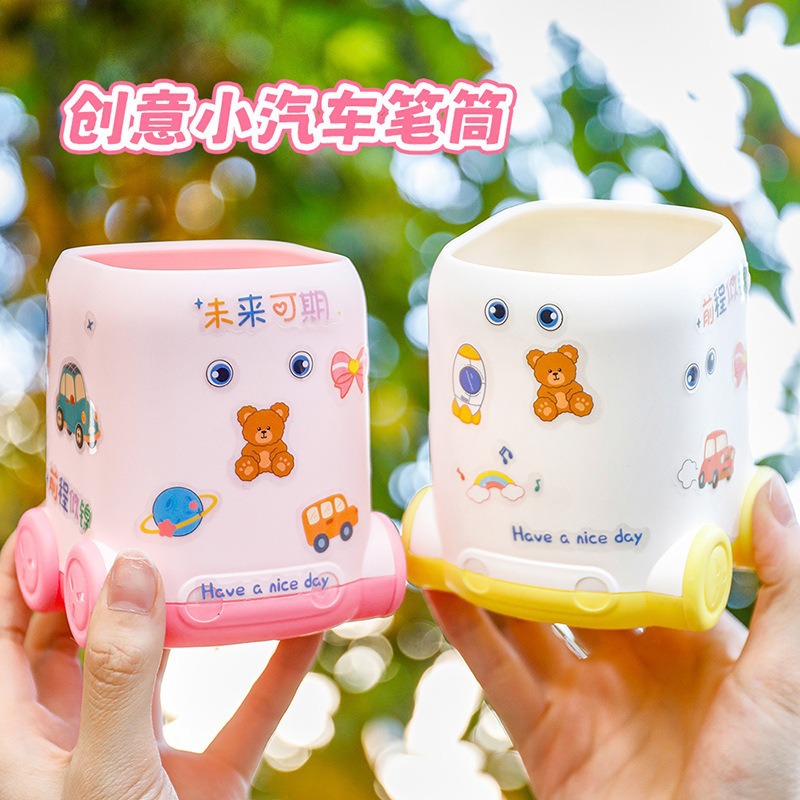 만화 자동차 펜 홀더 학생 귀여운 데스크탑 저장 펜 양동이 DIY 스티커 대용량 문구 펜 홀더 선물