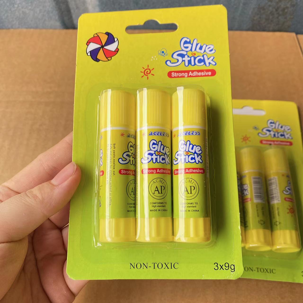 Pegamento sólido estudiante dibujos animados suministros de oficina de comercio exterior al por mayor fuerte de alta viscosidad kindergarten niños pegamento hecho a mano