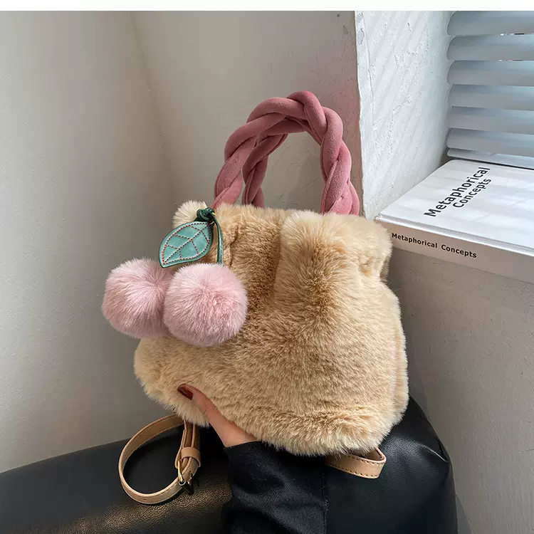 秋冬款小众毛茸茸包包女2023新款流行百搭链条斜挎包毛毛水桶包