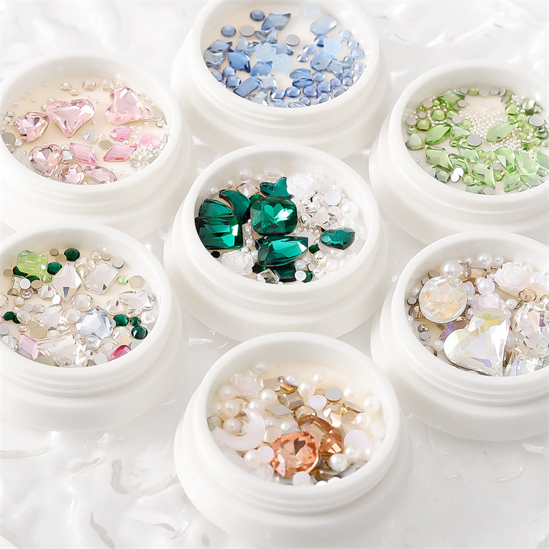 Desgaste de la celebridad en línea paquete de material de uñas caja del Tesoro japonés accesorios de uñas corazón torcido Mariposa Super Flash accesorios de uñas de diamante en forma especial