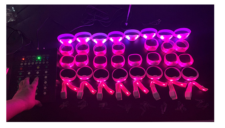 智能遥控15色发光手环LED发光手腕带酒吧演唱会闪光织带手环批发_11.jpg