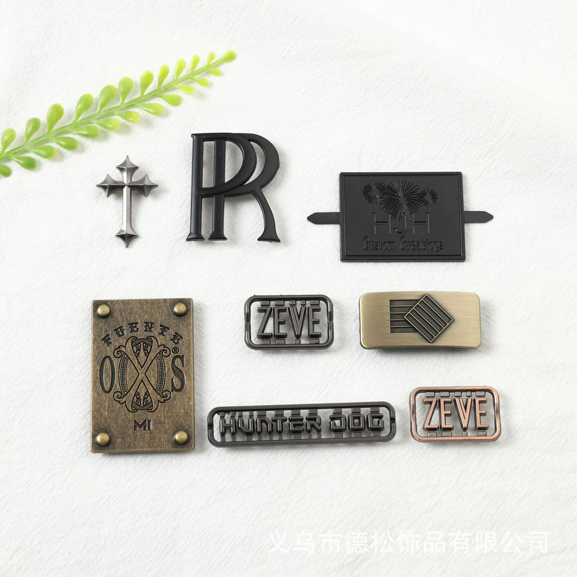 锌合金冲压铁牌女包五金标牌复古字母logo做旧铭牌金属插脚标牌