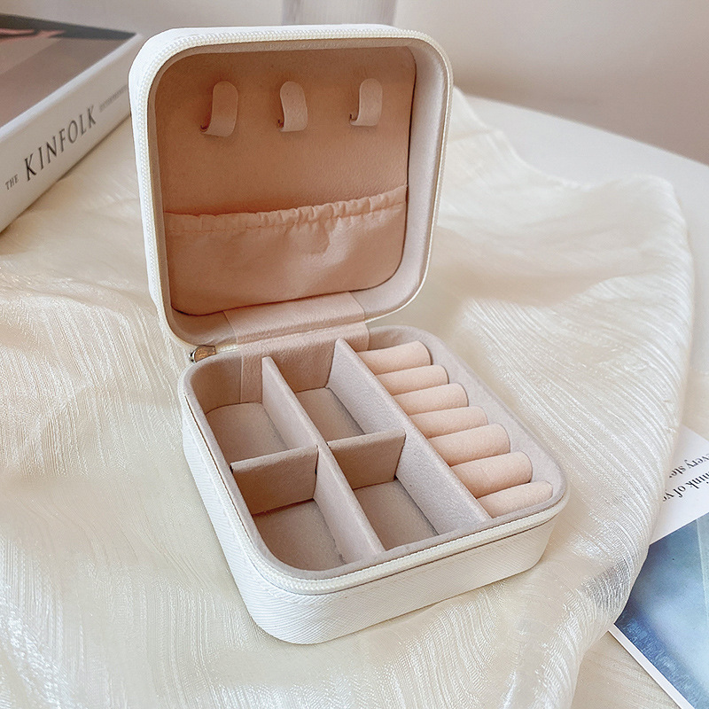 Caja de joyería portátil pequeño anillo exquisito pendientes caja de almacenamiento europeo de gama alta de lujo bolsa de joyería de viaje