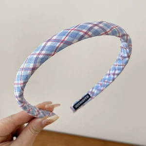 Knitted retro scarf, high-quality vintage style — patterned headband & triangular kerchief