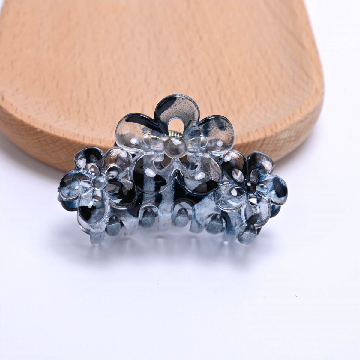 Flores de ciruela, clip de cabello medio, clip de cabello esmerilado negro, tres flores detrás de la cabeza, clip de cabello 5.5CM