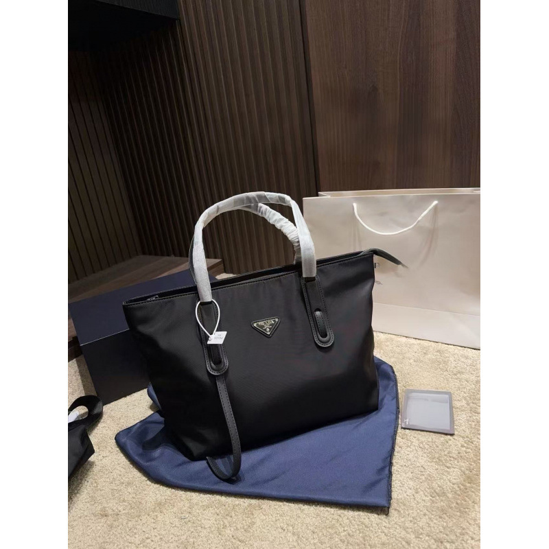 Prada nylon travel bag, large capacity, lightweight, suitable for commuting, stylish, simple, casual, hand-held, crossbody, black tote bag