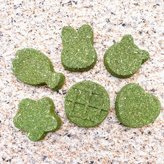 50个免邮鲜花草饼苜蓿草饼兔粮荷兰猪宠物磨牙零食 兔子磨牙草饼