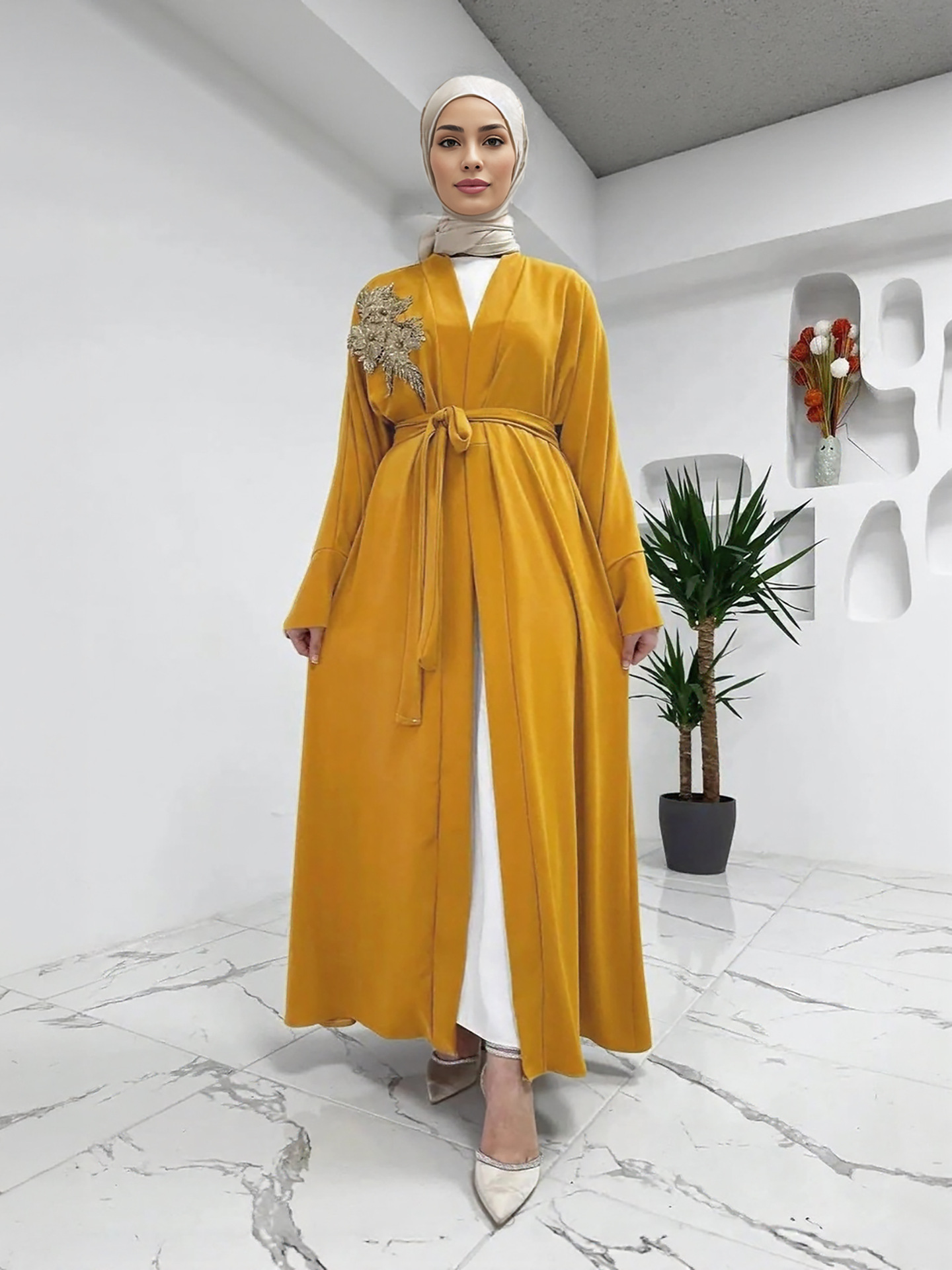 Elegantes, besticktes muslimisches Abaya-Kleid-Set – Dubai-Stil, schlichtes langes Gewand mit Applikations-Cardigan, islamisches Gebetsoutfit in Kurkuma-Farbe_voghion.com