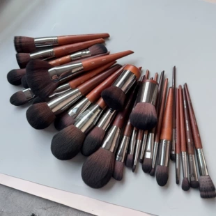 Brush, face blush, foundation, highlighter, eye pencil, full set