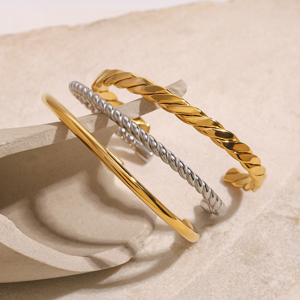 Pulsera de acero titanio estilo europeo y americano Jieding con baño de oro de 18K, joyería de diseño en acero inoxidable, pulsera de acero inoxidable de lujo ligero.