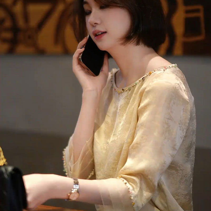 新しい中国風の軽い豪華な気質の年齢を減らす西洋スタイルの女性用シャツ 2025 ハイエンドの黄色の美しいユニークなトップ|undefined