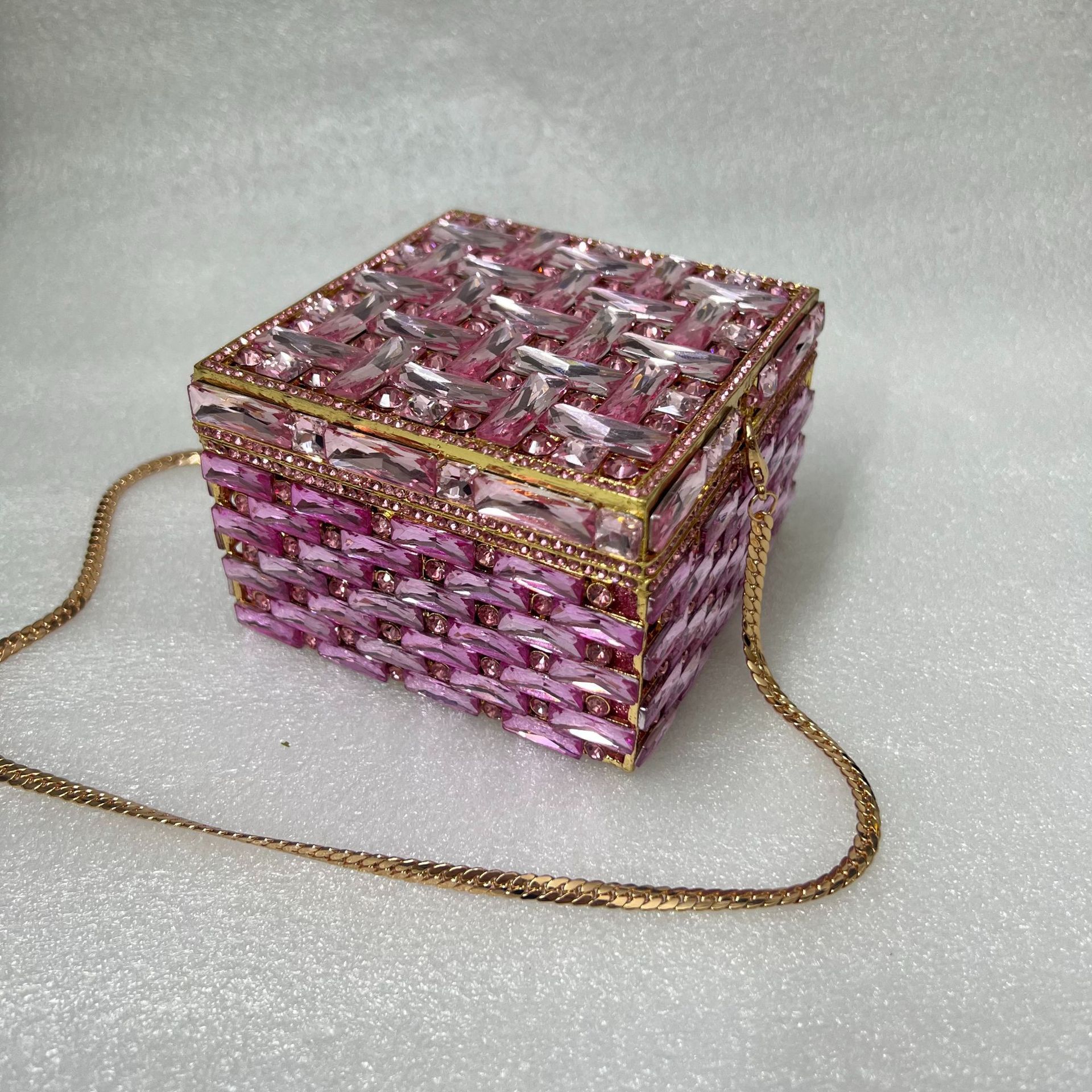 Nuevos diamantes transfronterizos caja de joyería de banquete bolsas tridimensionales de banquete europeas y americanas bolsas de mano de diamantes completas embrague nuevo púrpura
