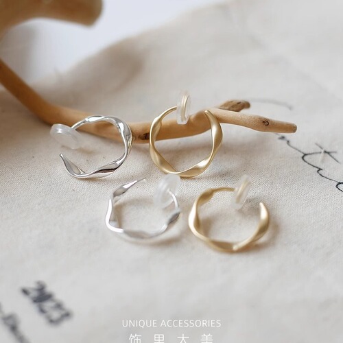 Minimalist, cool, twisted mosquito coil plate earrings, retro elegance, cold breeze, high-end Instagram style, no piercing earrings, winter.