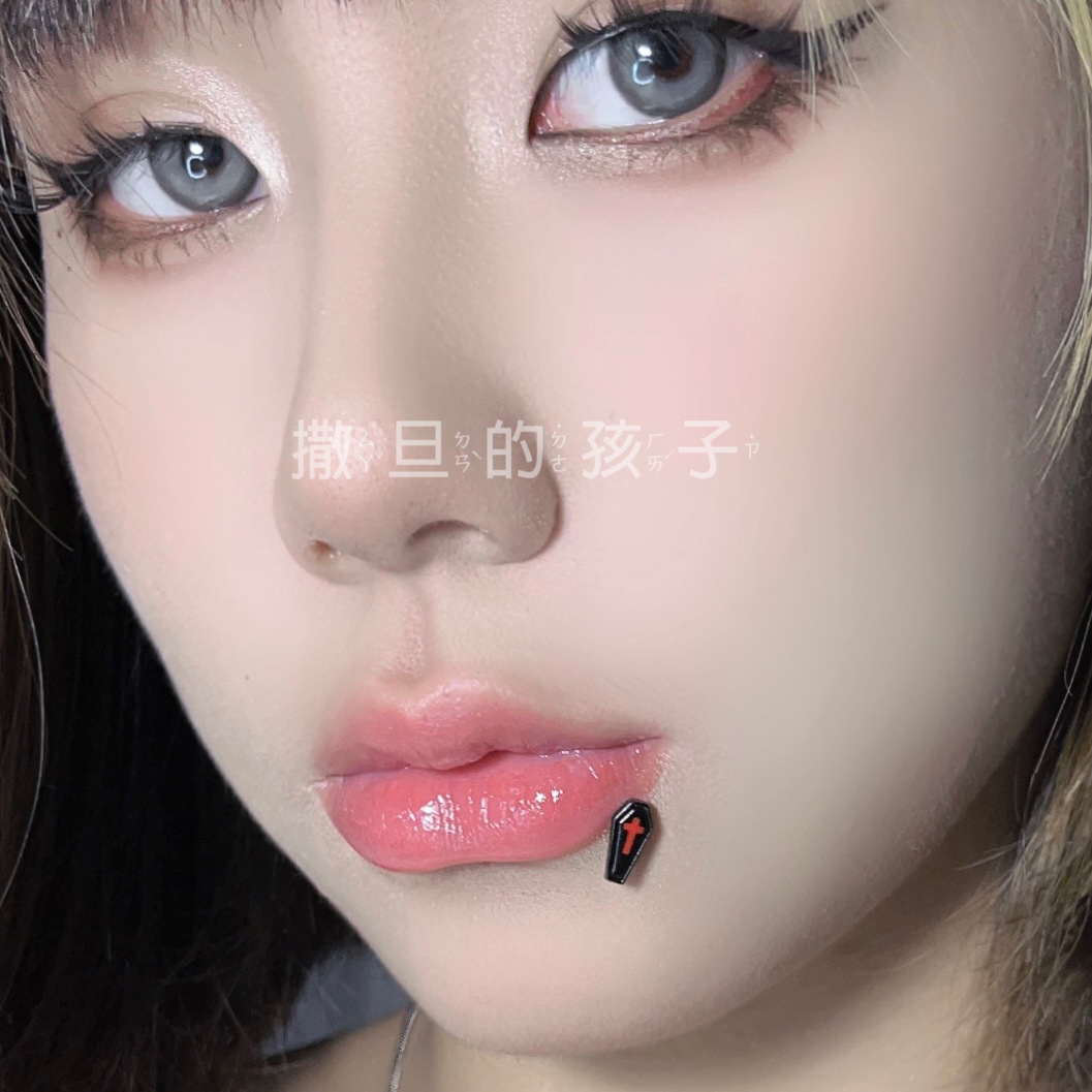 Silver pointed spike labret stud material detail