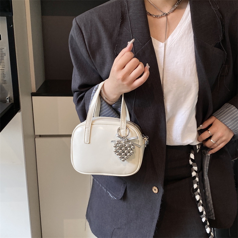 Bolsos populares de este año 2025 primavera nuevo bolso femenino con cuentas de amor bolso de hombro pequeño bolso de mensajero de color de contraste fresco