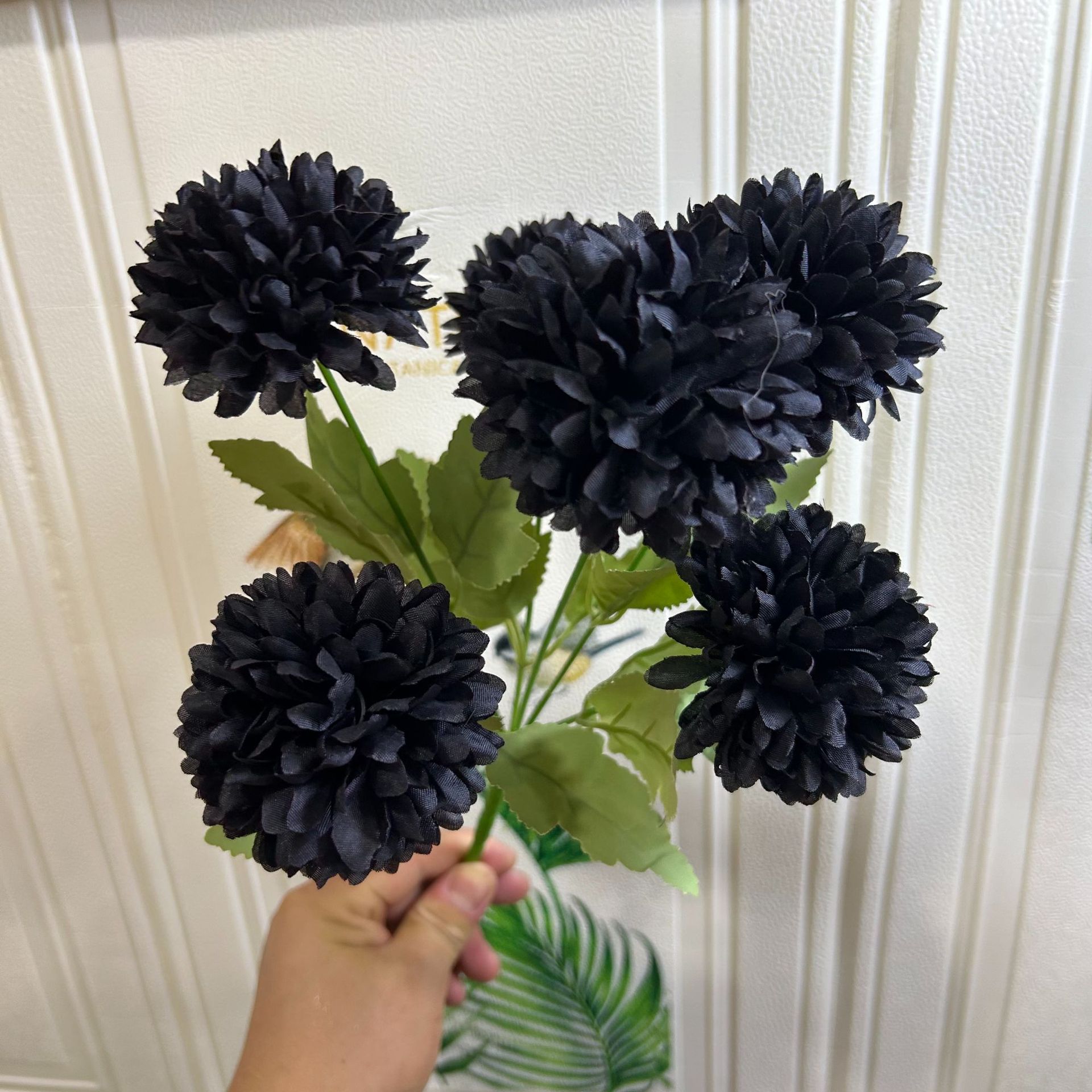 검은색