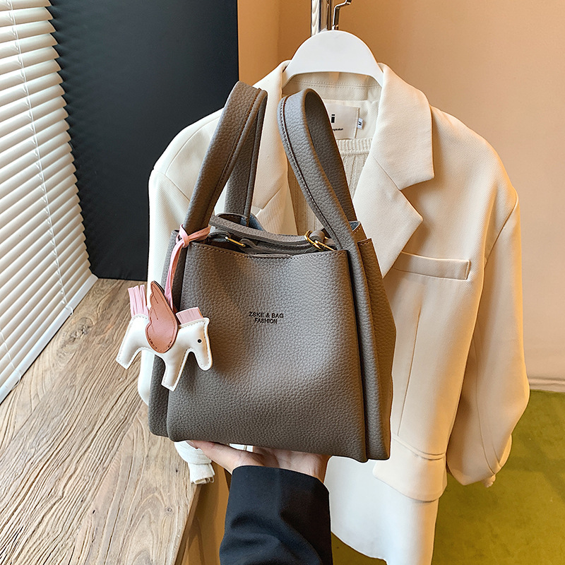 Bagos de cubo de nicho de alta calidad bolsos de mano para mujeres otoño 2025 nuevo paquete de cestas de hombro para niños bolsos de mano