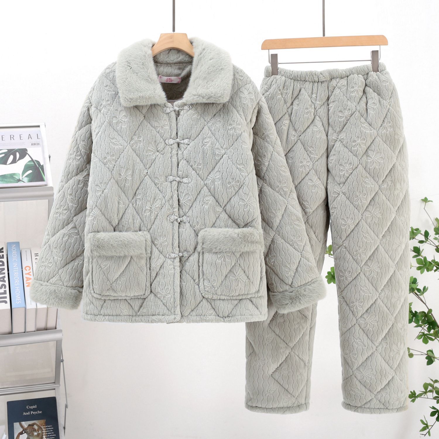 821 (beige lining) + fur collar + buckle clearance