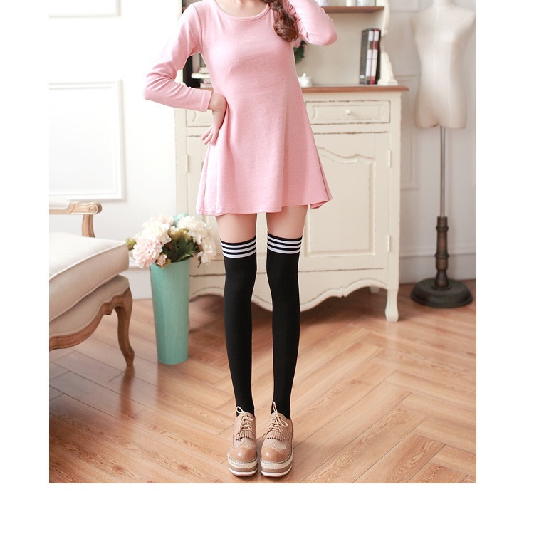 Medias sobre la rodilla de las mujeres primavera y otoño estudiante de estilo universitario japonés tres barras medias altas a rayas medias de media pantorrilla en blanco y negro