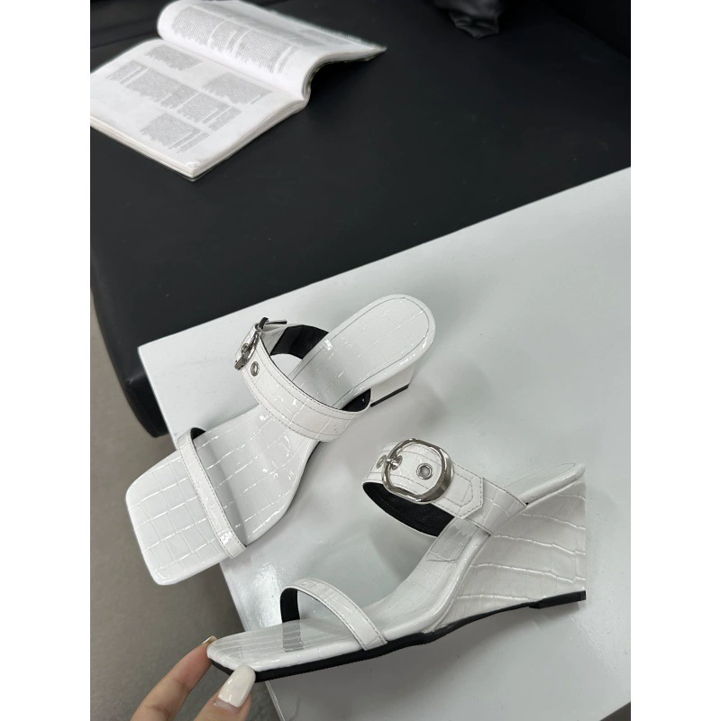 2024 новые летние толстые подошвы квадратной головы маленький темперамент французский стиль пряжки модные дикие сандалии на подошве женский