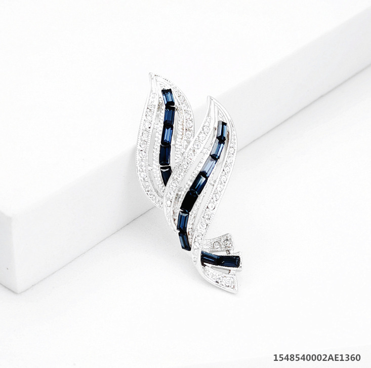 ŷ��ʱ�г����߼���΢���ʯ��Ҷ����ٴ������ػ�Ů˿��������