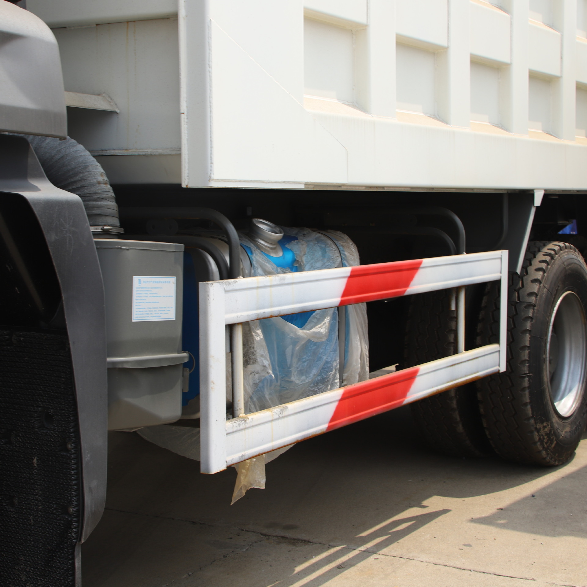 In-stock HOWO 6×4 rear eight-wheel dump truck, double-axle tipping dump truck for construction and earthwork transportation