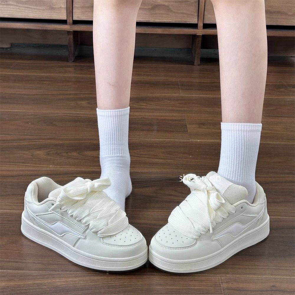 Versión coreana de las zapatillas de deporte de diseño de nicho de ocio para estudiantes, marea 2025 nuevo estilo Harajuku, estilo de Hong Kong, zapatillas de deporte de fondo plano para mujer