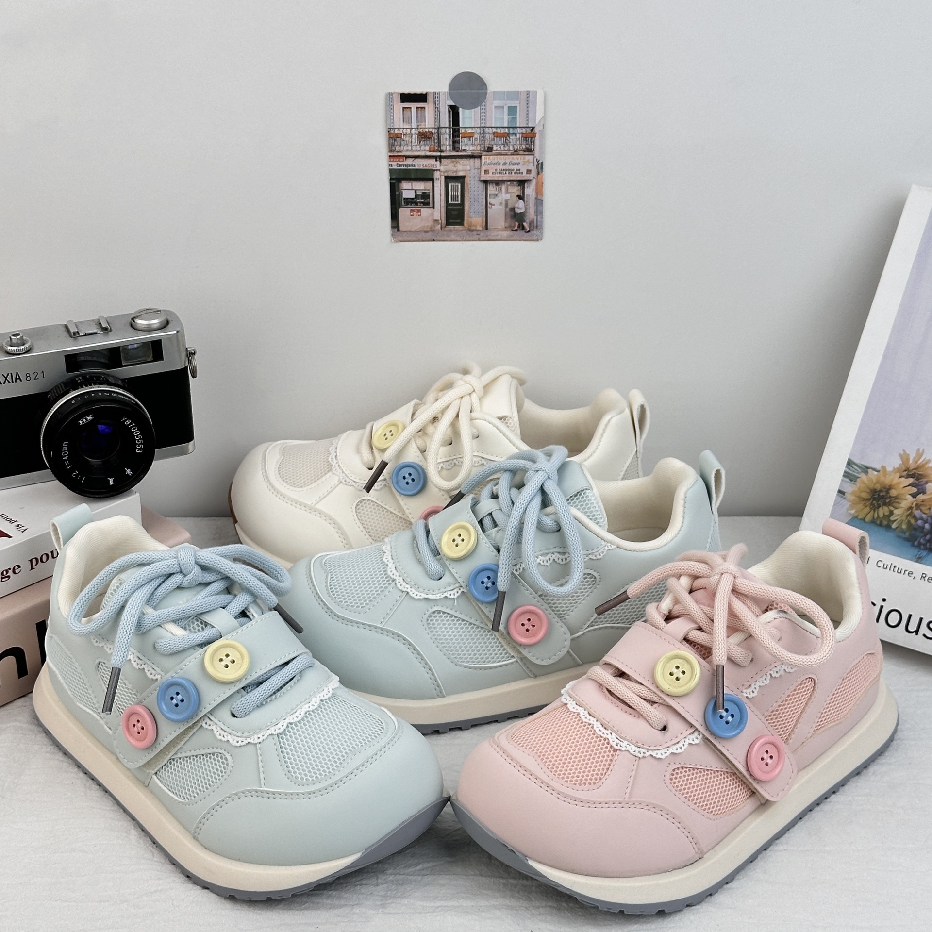 Zapatos de panel de malla transpirable de onda lejana para mujer 2025 verano todo fósforo zapatos blancos pequeños diseño de botones zapatos Forrest Gump