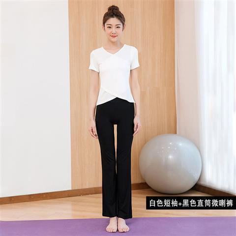 가슴 패드는 불규칙한 밑단에 삽입 가능, 흰색 반팔 + 검정색 스트레이트 팬츠