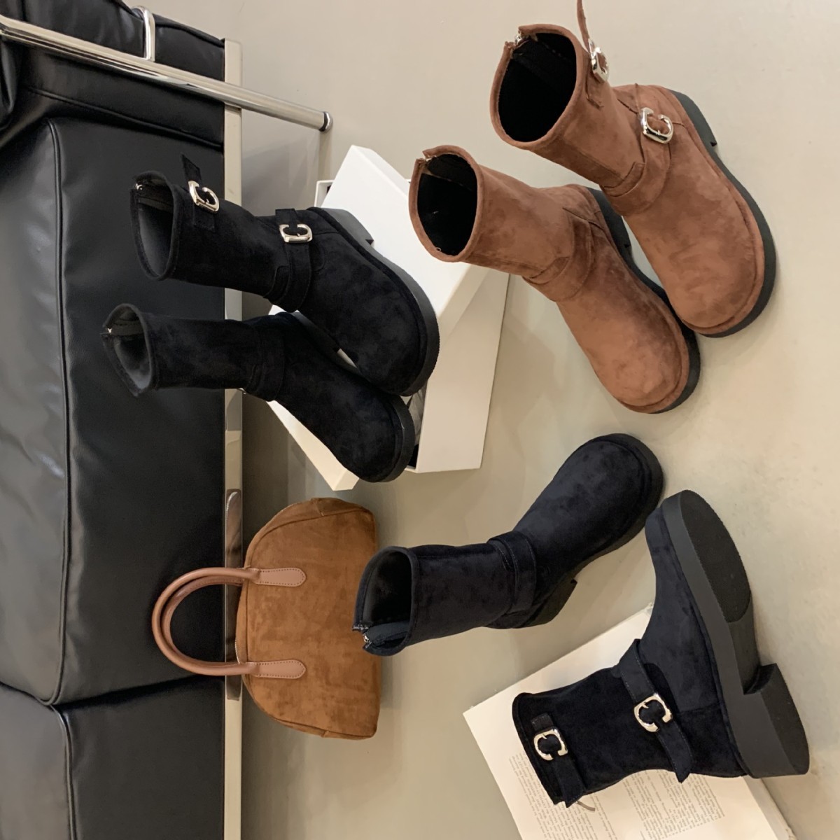 Grape Mom otoño e invierno nuevo estilo retro locomotora hebilla punta redonda suela gruesa botas cortas de tubo medio aumentadas botas de caballero mujeres image 4