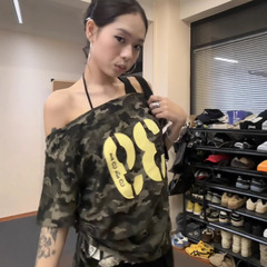 アメリカンギャル迷彩斜め肩半袖tシャツ女性夏の新作デザイン感があります。