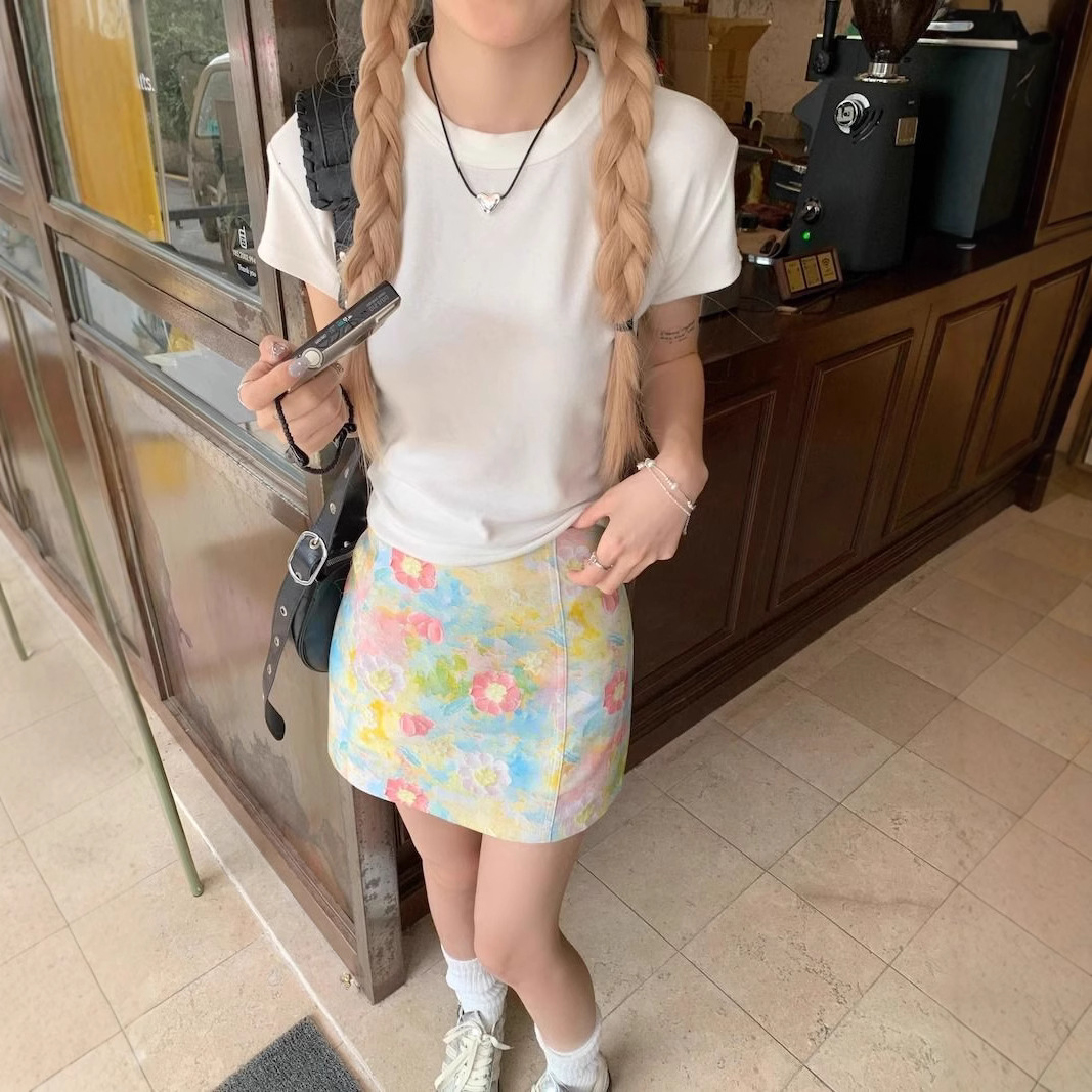 女性用小花柄スカート、夏用ハイウエストスリムAラインスカート、ニッチでシックな油絵スカート、ヒップカバースカート、万能ショートスカート