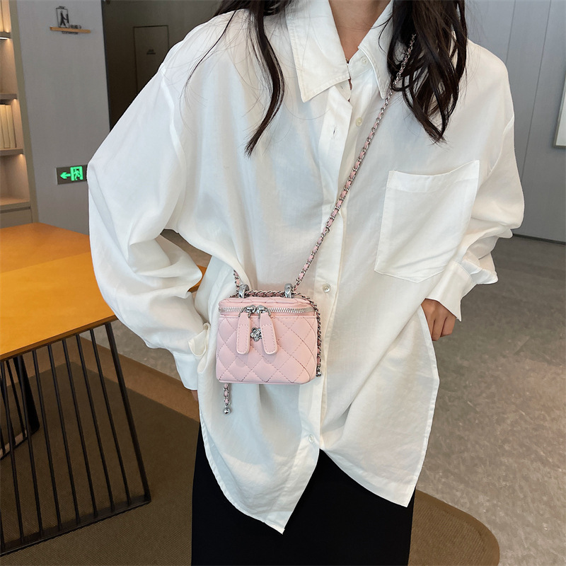 Bolso pequeño con hilo de bordar Lingge Bolso bandolera de cadena salvaje de nueva textura transfronteriza para mujer Bolso cuadrado pequeño portátil de estilo caliente popular