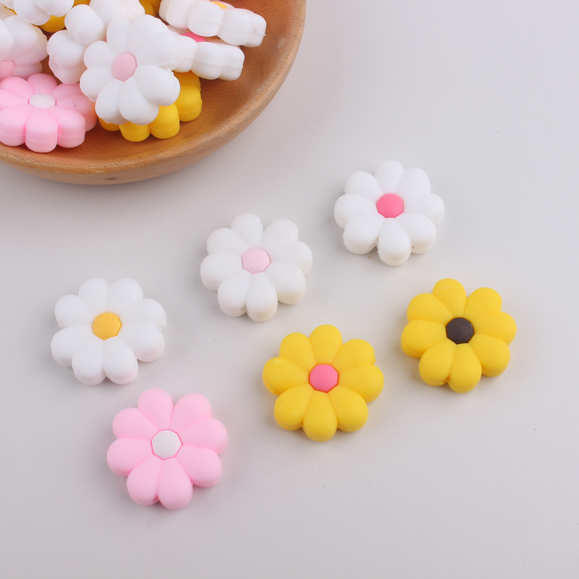 Venta caliente transfronteriza punto de silicona de grado alimenticio nuevo estilo pequeñas cuentas de margarita accesorios de joyería cuentas sueltas al por mayor