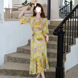 D5K连衣裙法式风情金黄色花卉印花一片式裹身度假长裙