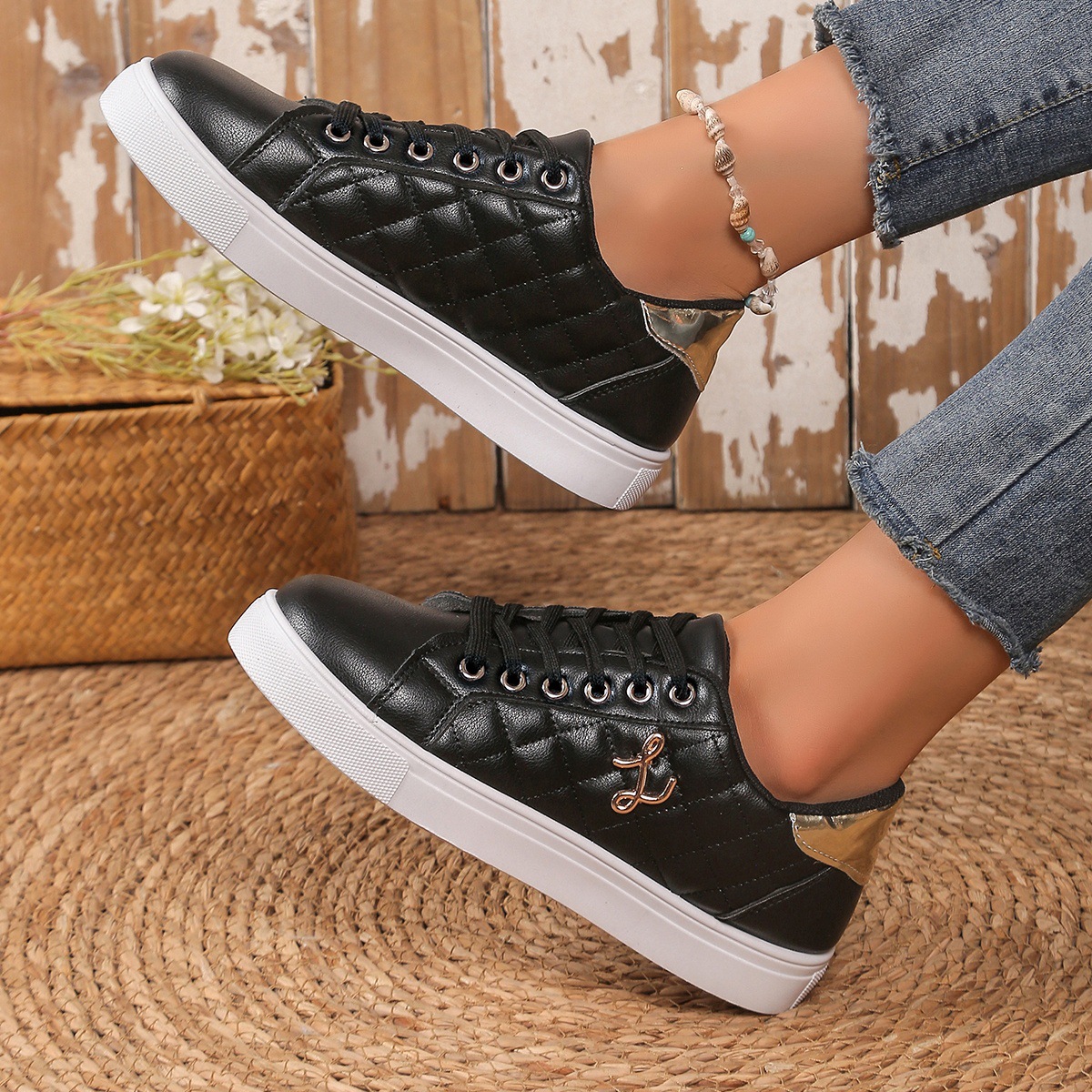Zapatos de mujer, zapatos de suela gruesa, zapatos de mujer, correa de metal, decoración de pin negro, zapatos casuales de fondo blanco, versátiles